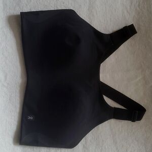 ON CLOUD  PERFORMANCE  SPORT BRA  IN BLACK